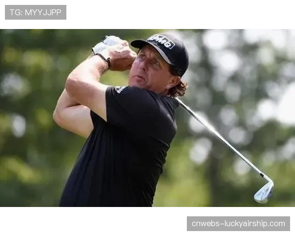 特写：54岁老将米克尔森无缘晋级后，仍坚持在练习场指导年轻球员